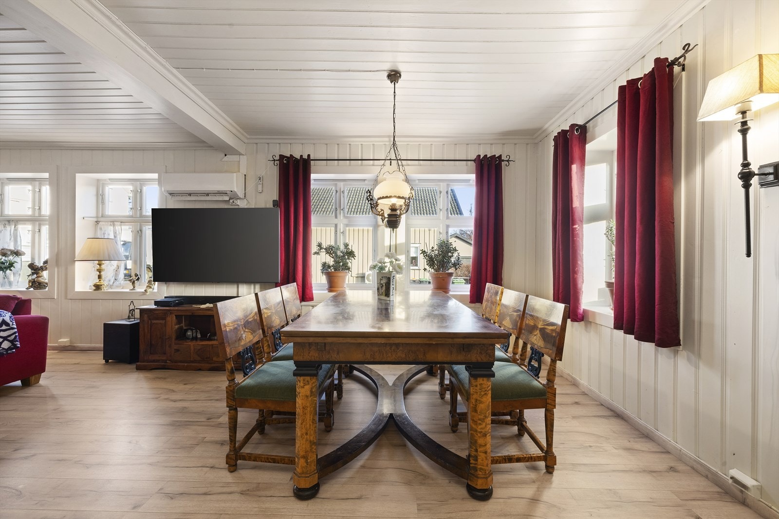 Spisestuen har god plass til stort langbord, og fremstår som et sosialt og hyggelig allrom Galleribilde