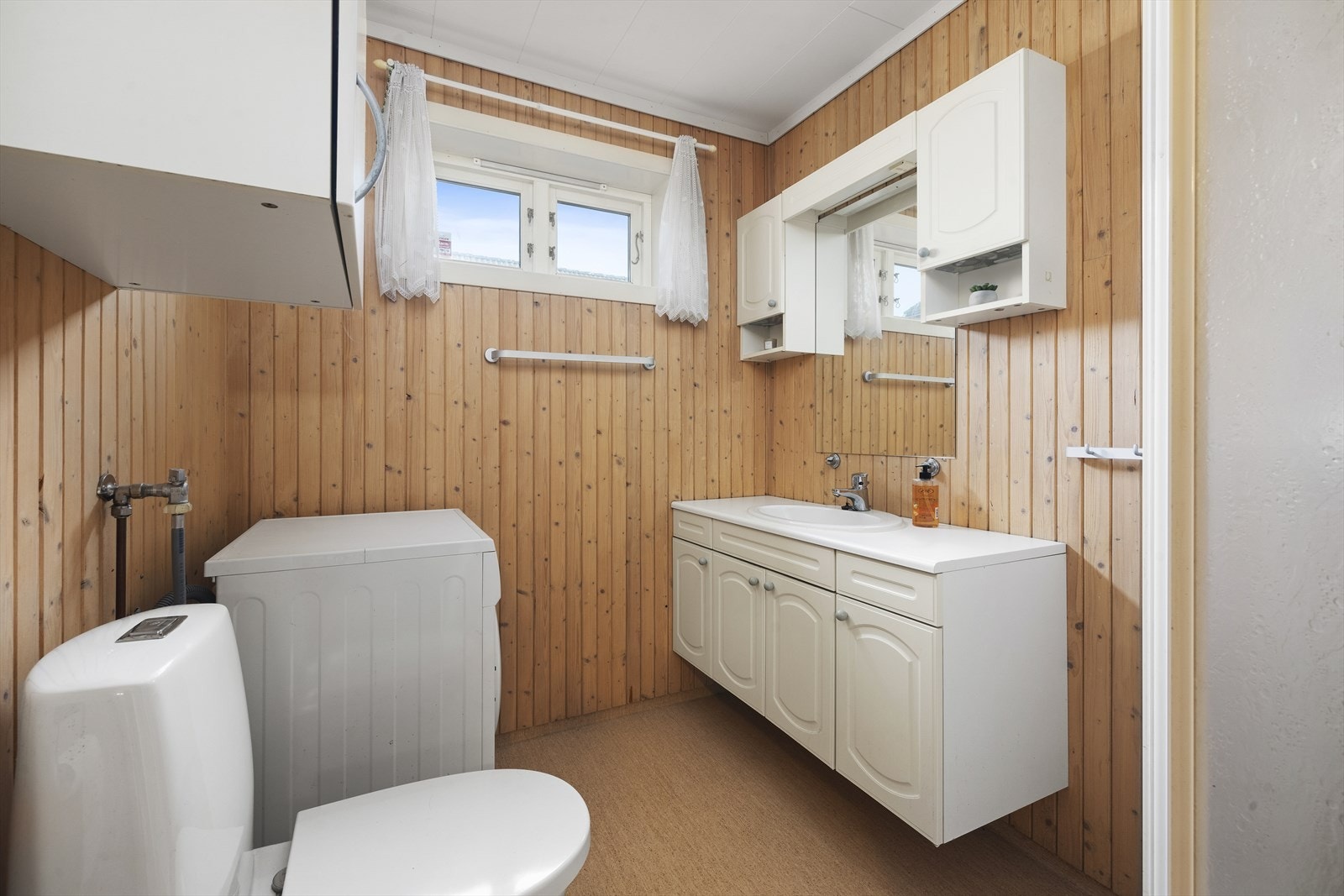 Baderommet er oppgradert i 2001, og har panel på vegger og vinylbelegg på gulv med varmekabler Galleribilde