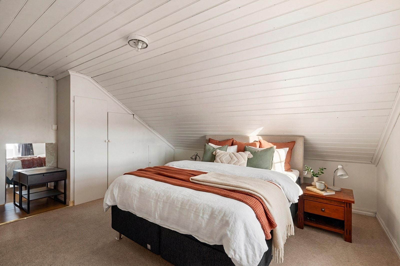 Det er totalt fem gode soverom i hoveddelen, fordelt med ett soverom i hovedetasjen og fire i 2. etasje. Hovedsoverom har god plass til dobbeltseng og er innredet med plassbygget, integrert garderobeskap Galleribilde