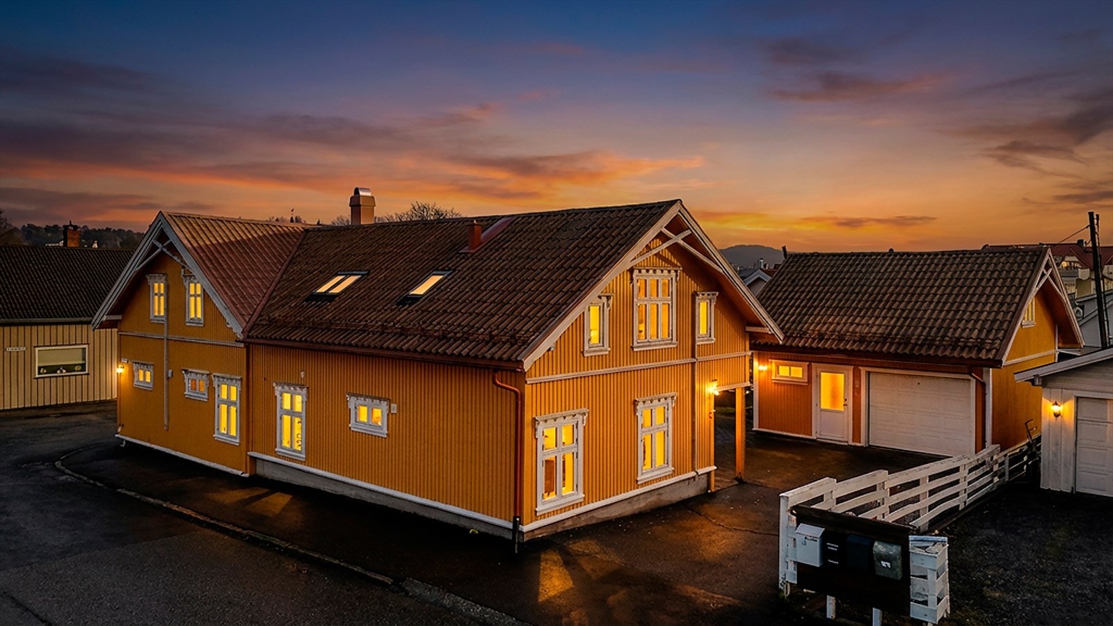 Velholdt og svært innholdsrik familiebolig i tidsriktig sveitserstil Galleribilde