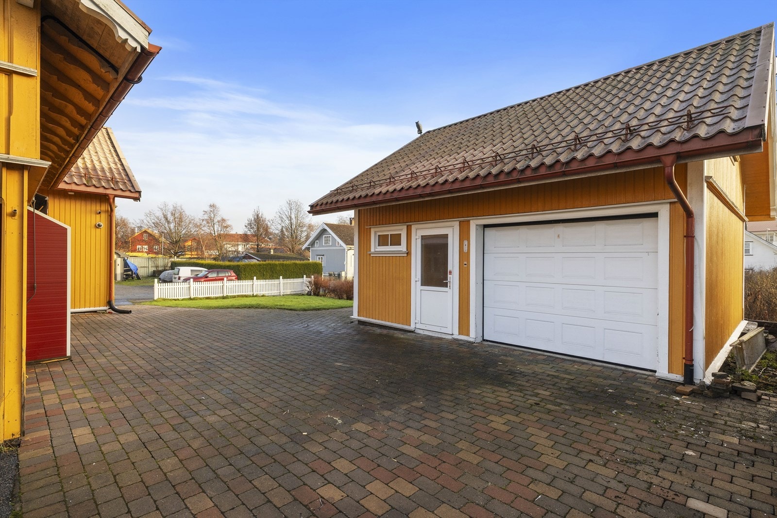 Gode parkeringsmuligheter i isolert dobbel garasje - med tilhørende verksted Galleribilde