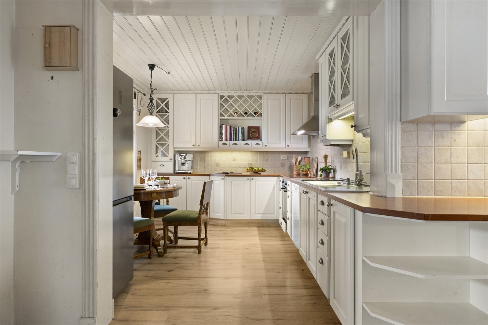 Det er meget god oppbevaringsplass i innredning og rikelig med arbeidsplass på store benkeflater Galleribilde