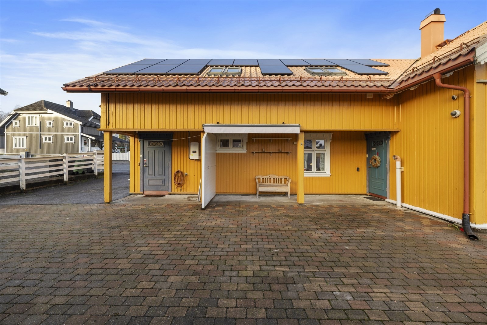 Inngang til venstre er til leilighet, inngang til høre til hovedbolig Galleribilde