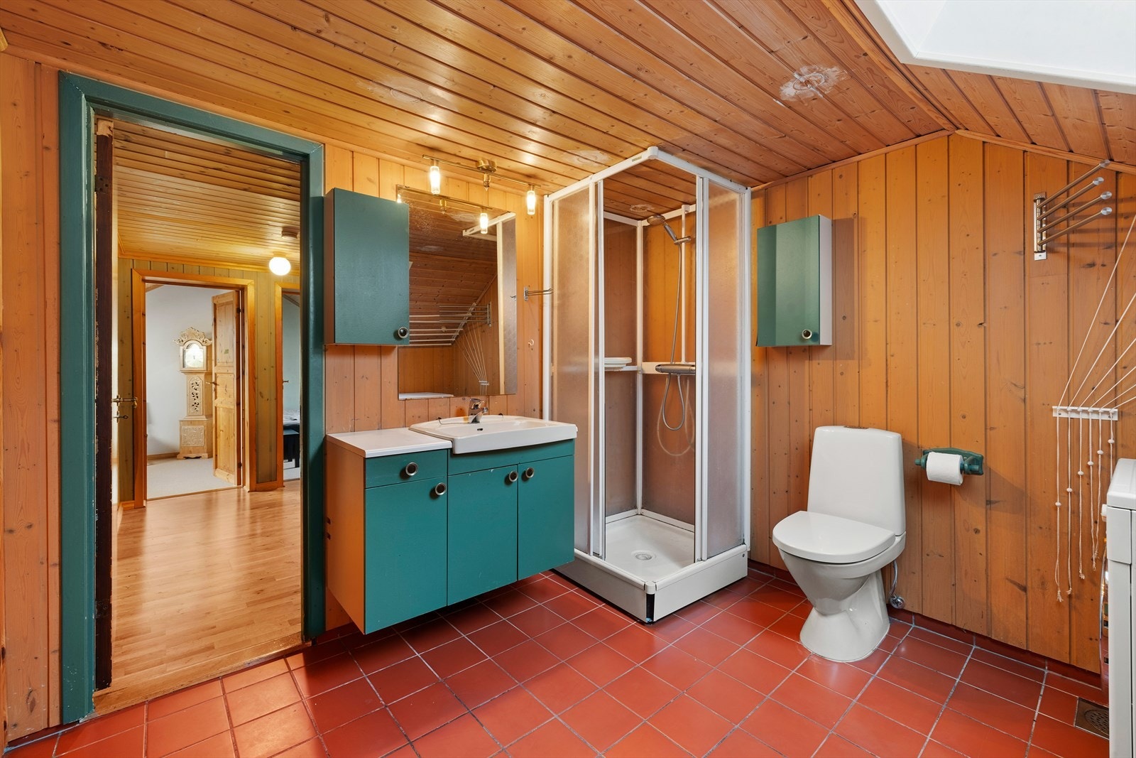 Baderommet i 2. etasje har panel på vegger og flis på gulv med varmekabler Galleribilde