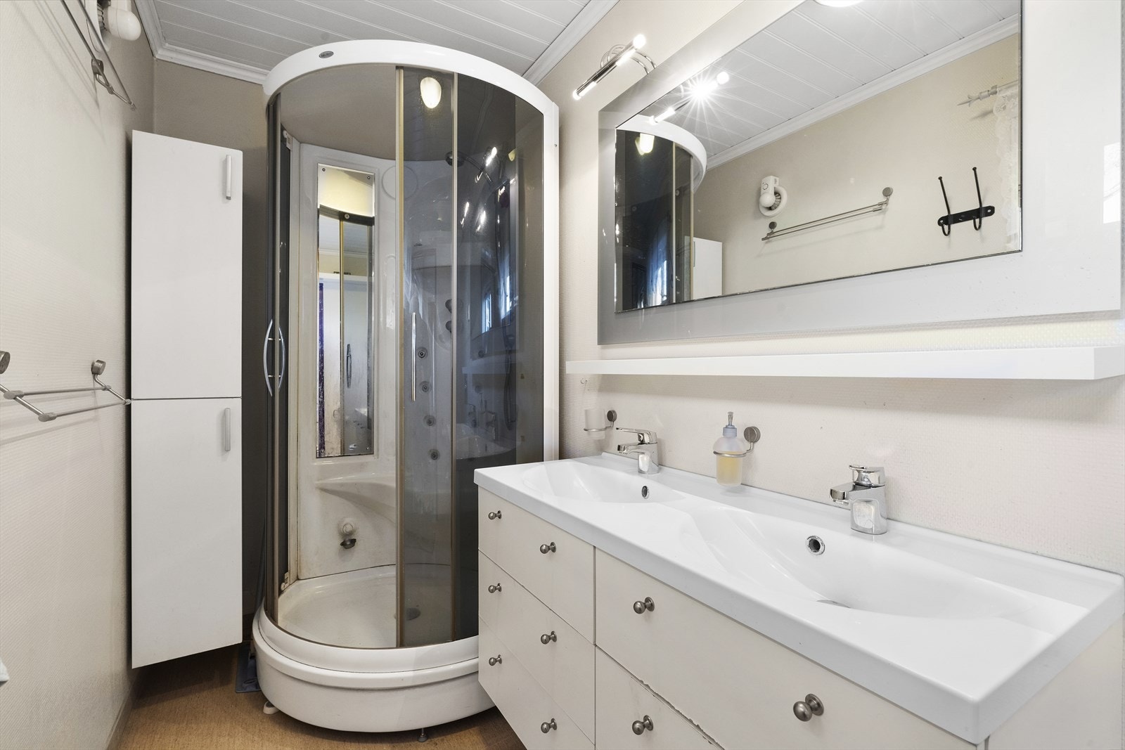 Det er to baderom i hoveddelen, ett i hver etasje Galleribilde