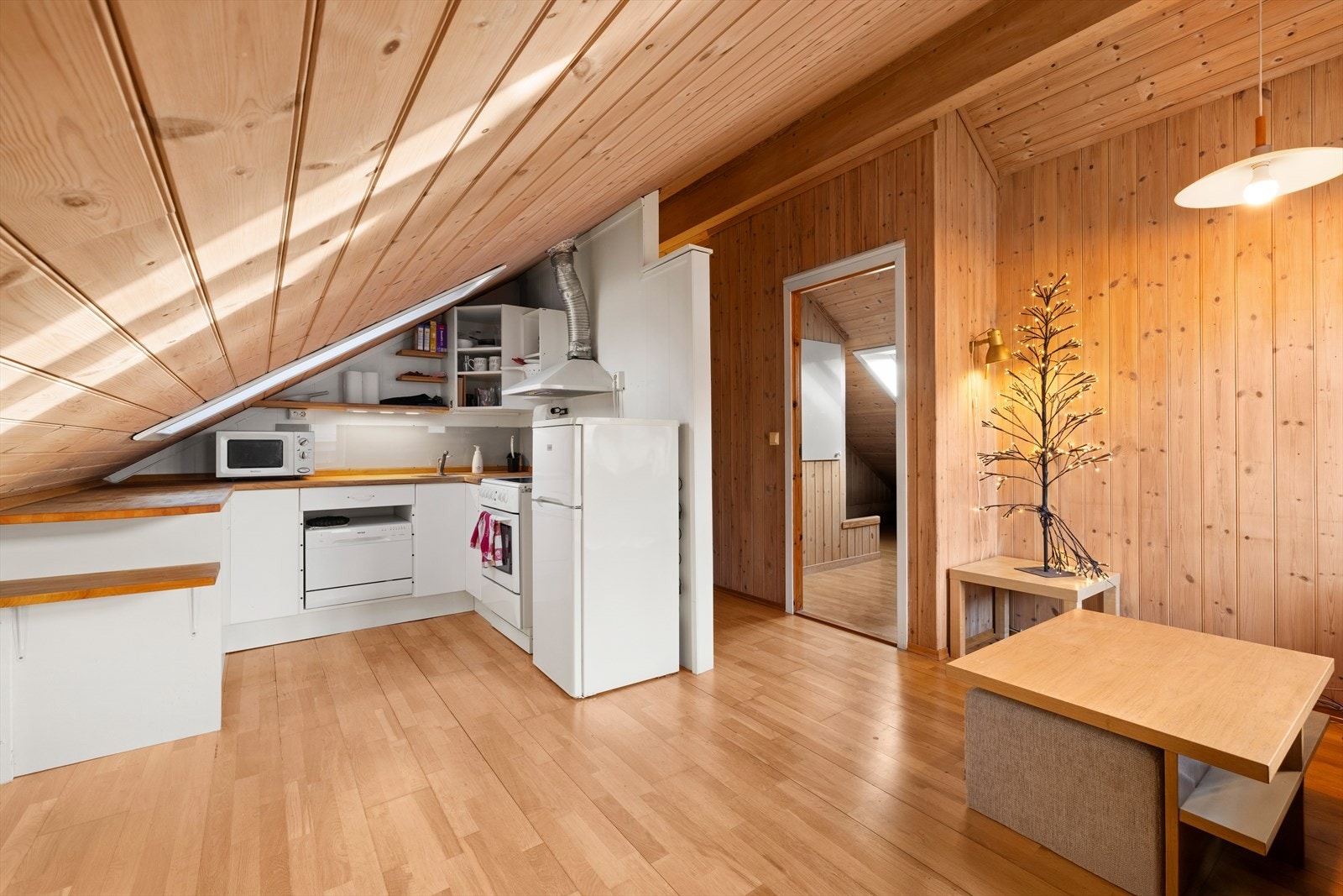 Stuen og kjøkkenet ligger i en åpen løsning Galleribilde