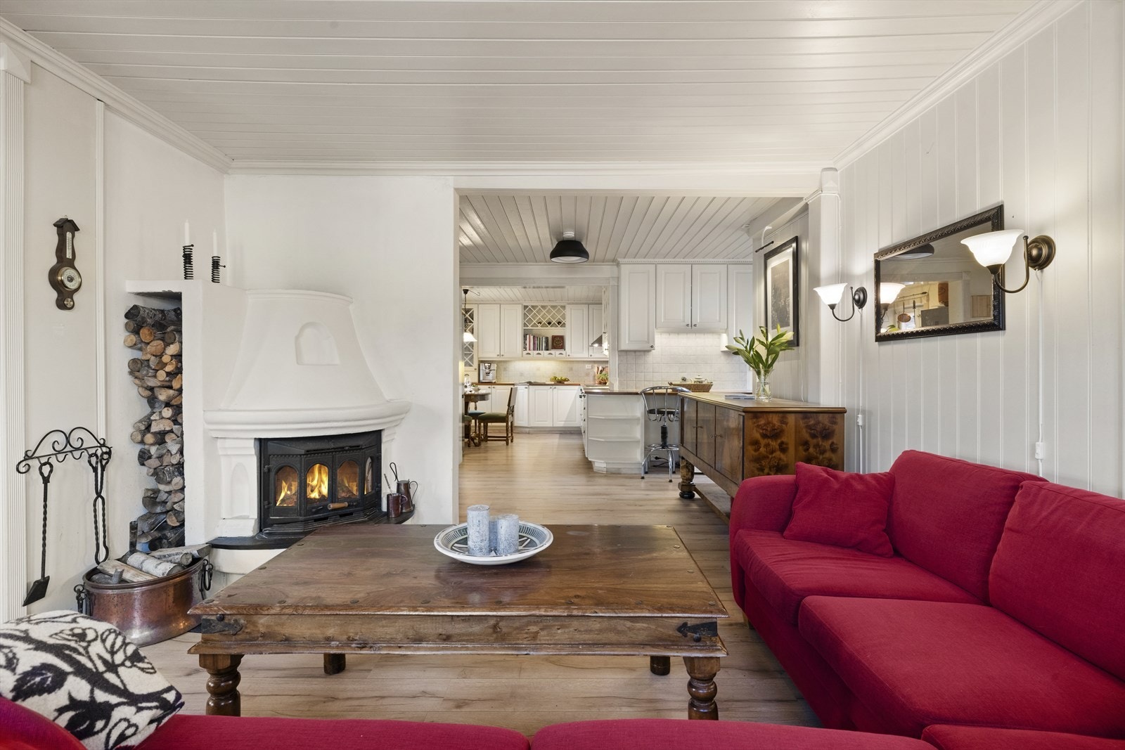 Kjøkkenet ligger i en sosial og åpen løsning mot stuen Galleribilde