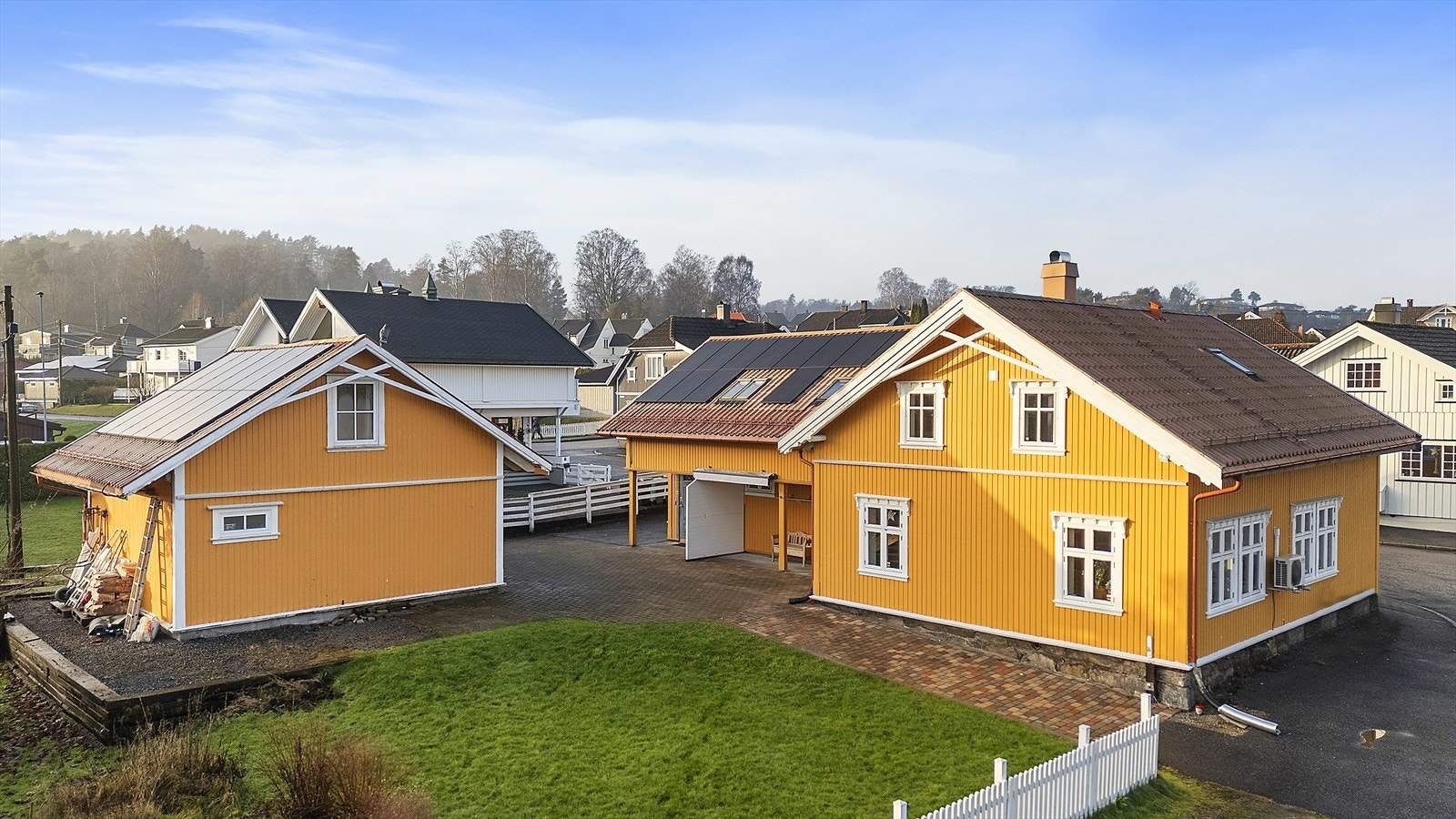 Pent opparbeidet hageområde med gjerde mot gaten Galleribilde