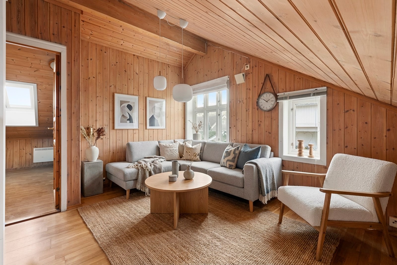 Stuen har plass til sofagruppe og spisebord Galleribilde