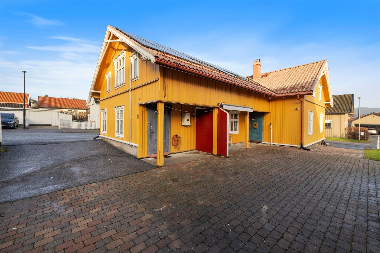 Boligen har tilbygget gerenasjonsdel/separat leilighet, godkjent og registrert i Porsgrunn kommune Galleribilde