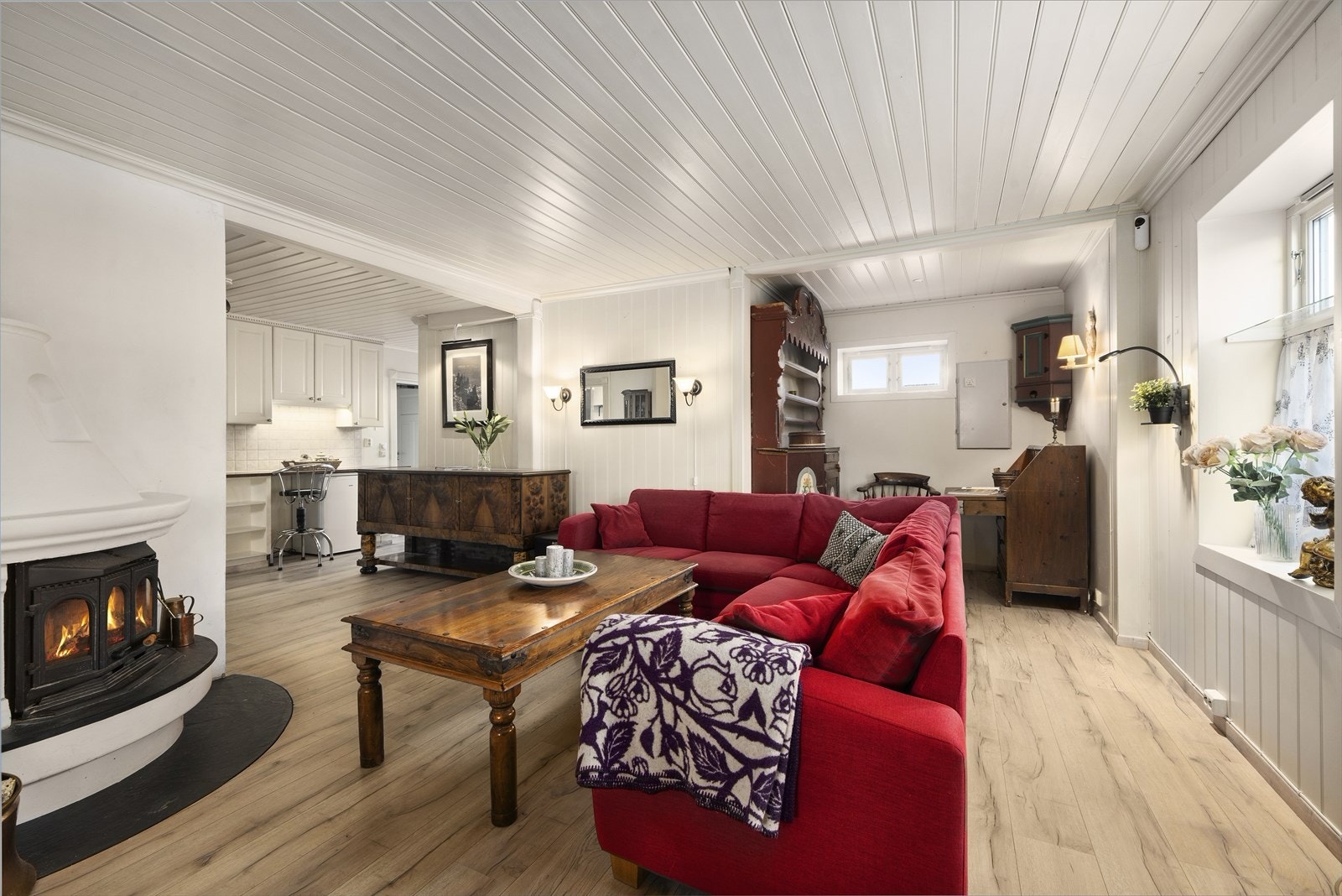 Denne koselige boligen har to stemningsfulle stuer i hovedetasjen, spisestue og tv-stue Galleribilde