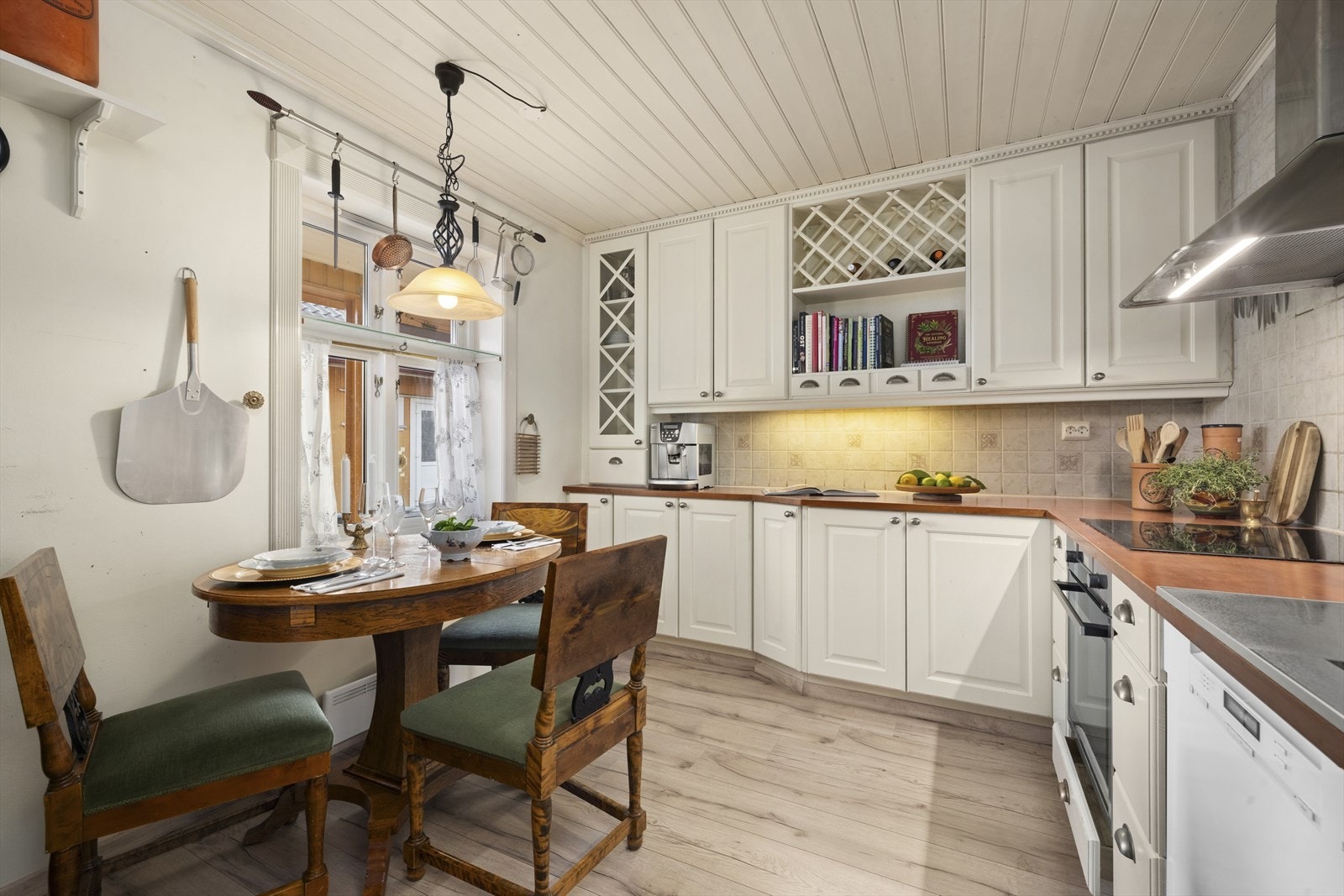 Hyggelig spisegruppe ved vinduet og sitteplass ved barløsning mot stuen Galleribilde