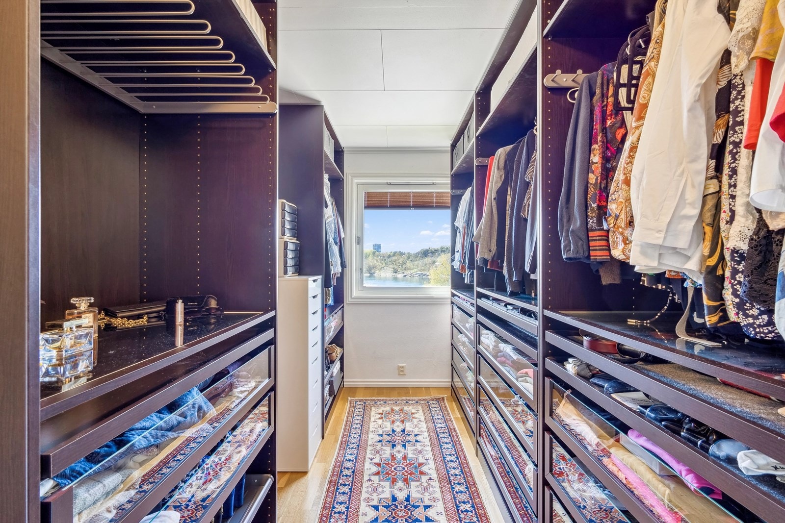 Sjeldent god utsikt for et walk-in closet Galleribilde