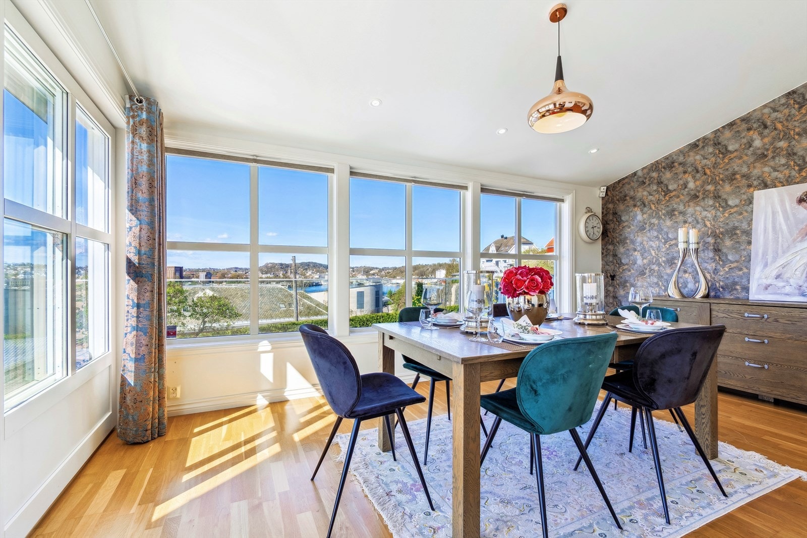 Spisestuen er et hyggelig samlingspunkt for familien Galleribilde