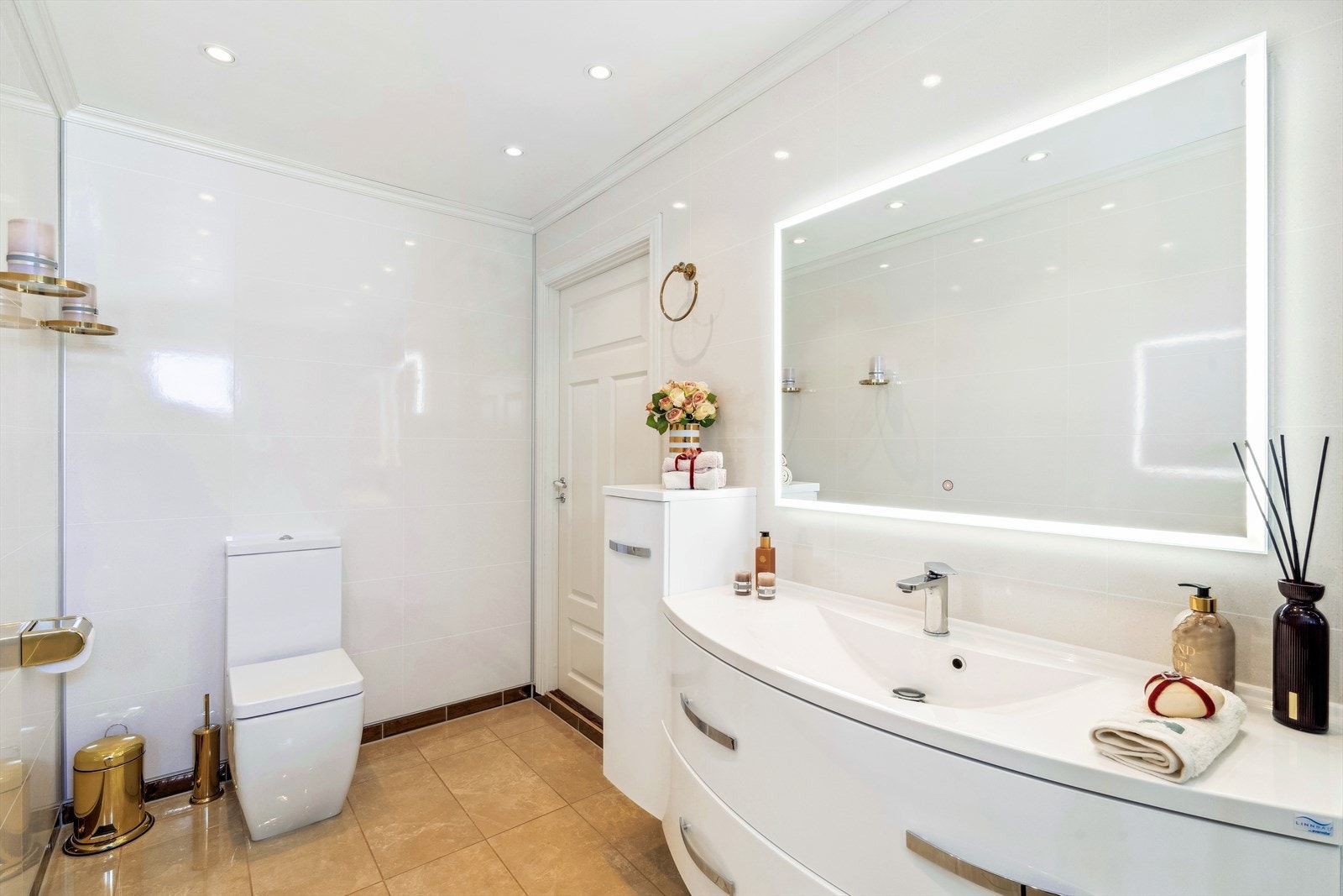 Alt du trenger av dusj, servant og WC Galleribilde