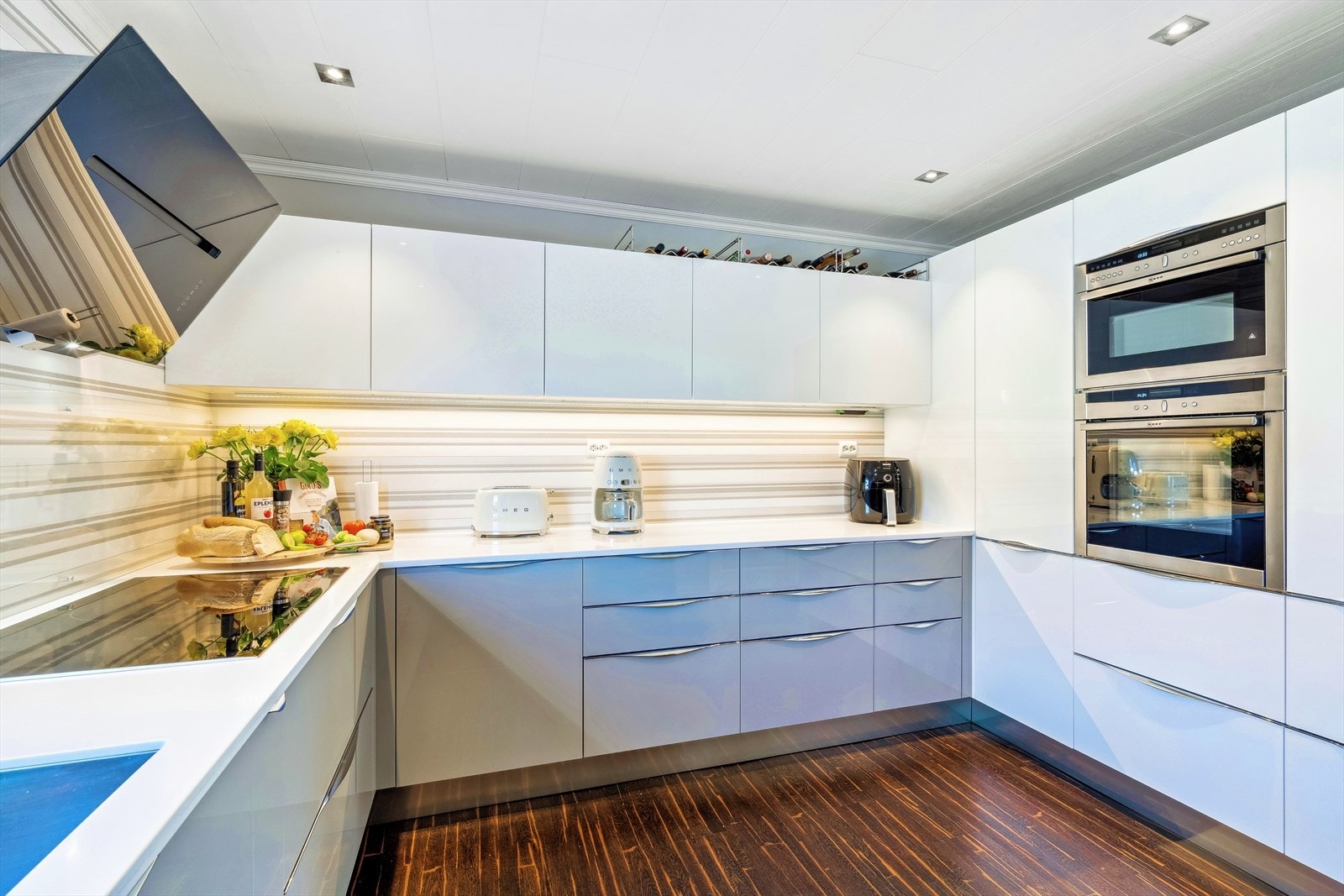 Et kjøkken med masse oppbevaring og mye benkplass Galleribilde