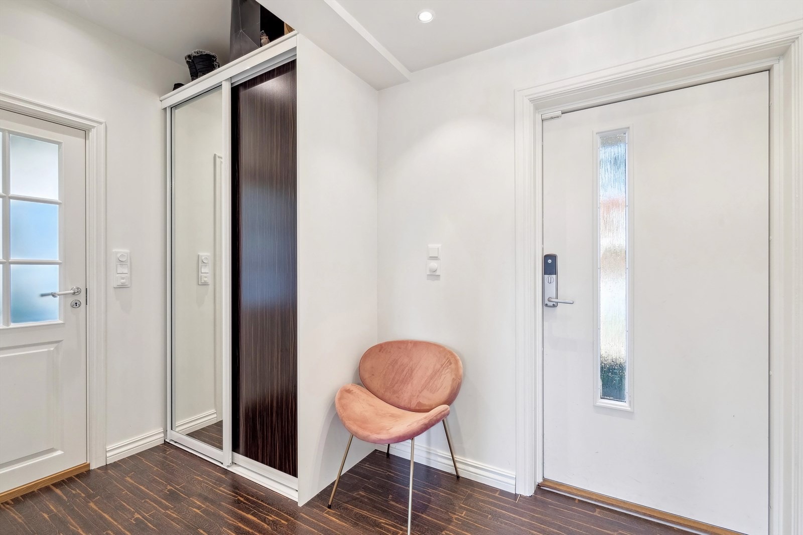 Lys entré og dør med yale kodelås Galleribilde