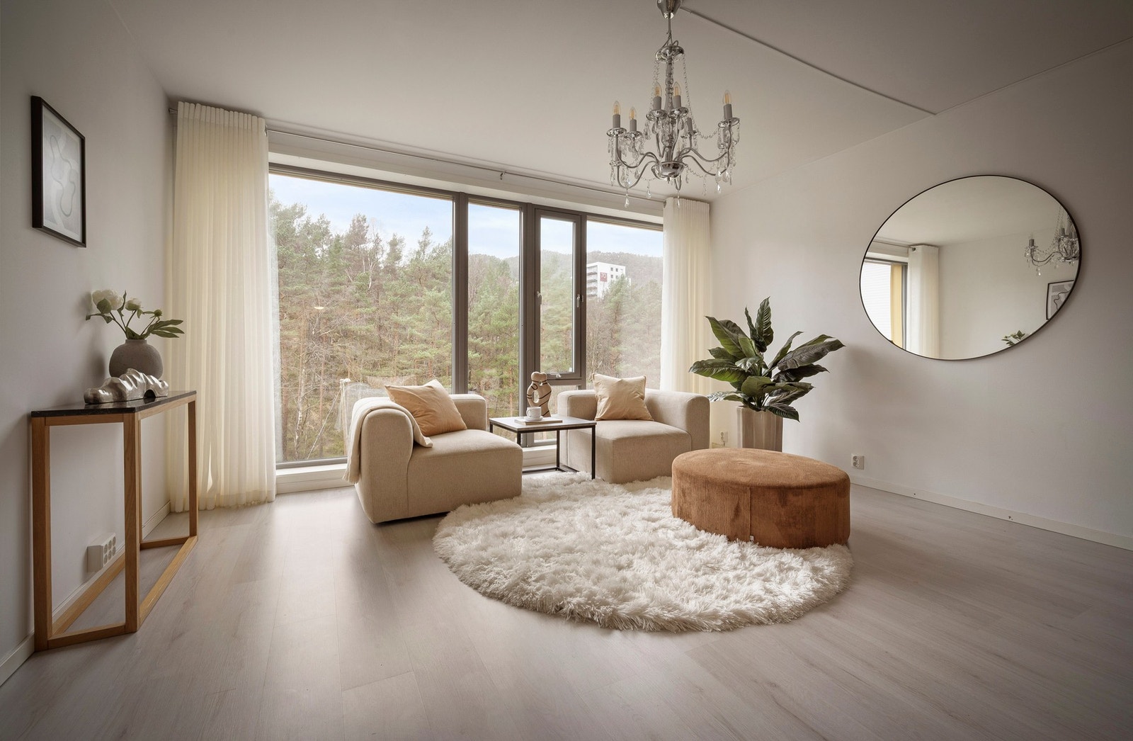 - De store vinduene gir rikelig med lysinnslipp og koselig utsikt - Galleribilde