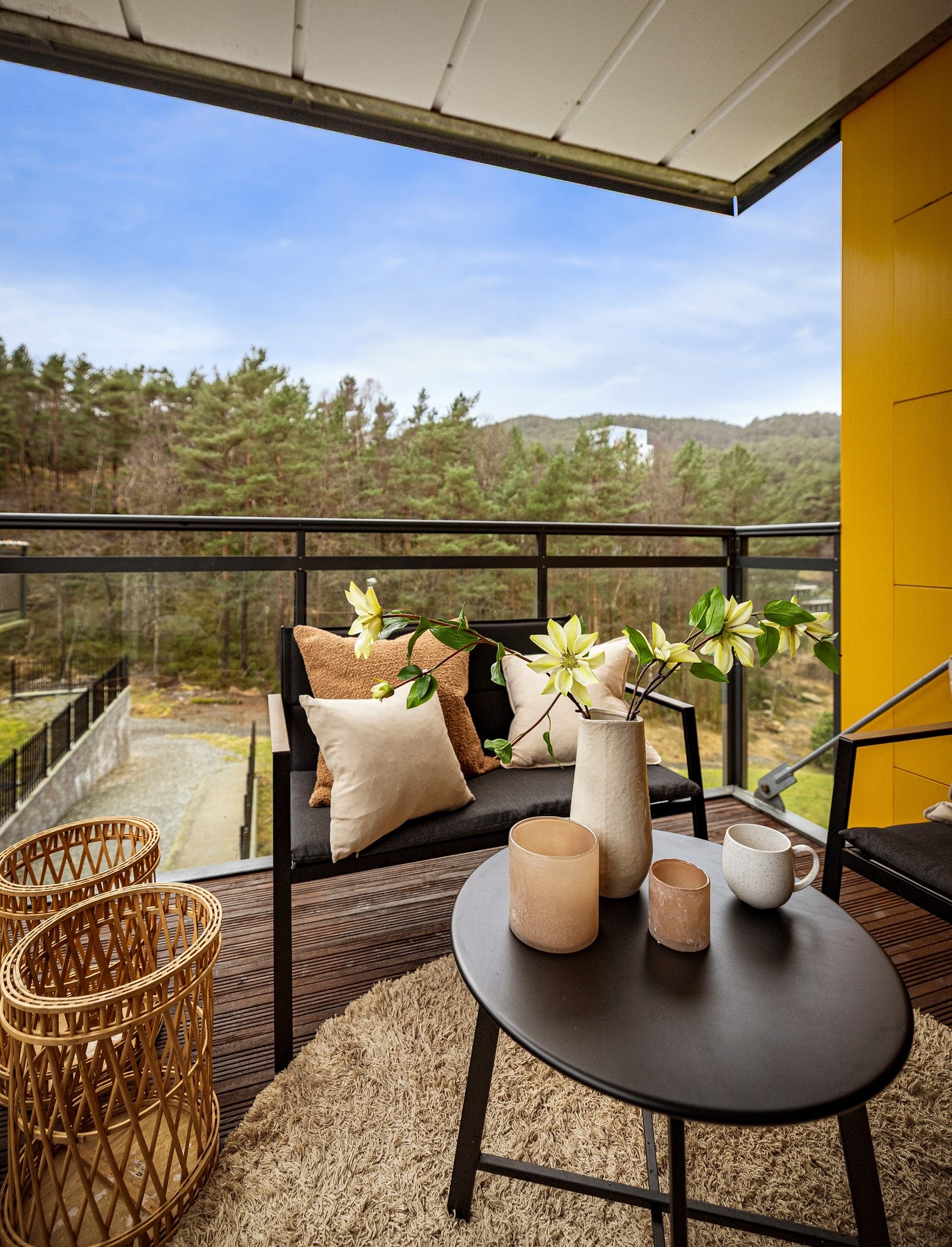 - Et herlig uterom med god plass til både sittegruppe og plantekasser - Galleribilde