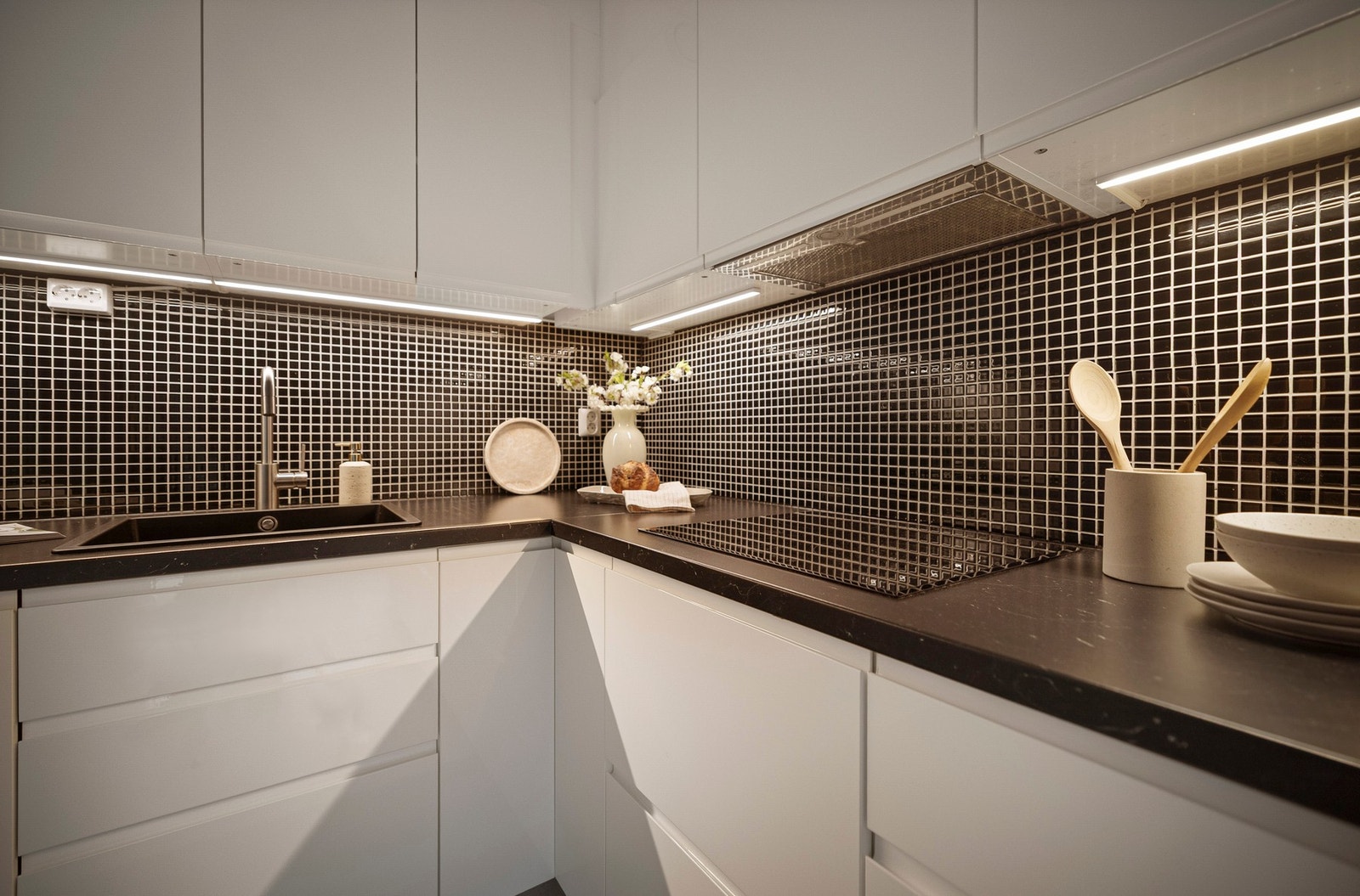 - Det er integrerte hvitevarer som stekeovn, micro, platetopp med induksjon, ventilator, oppvaskmaskin og kjøleskap - Galleribilde