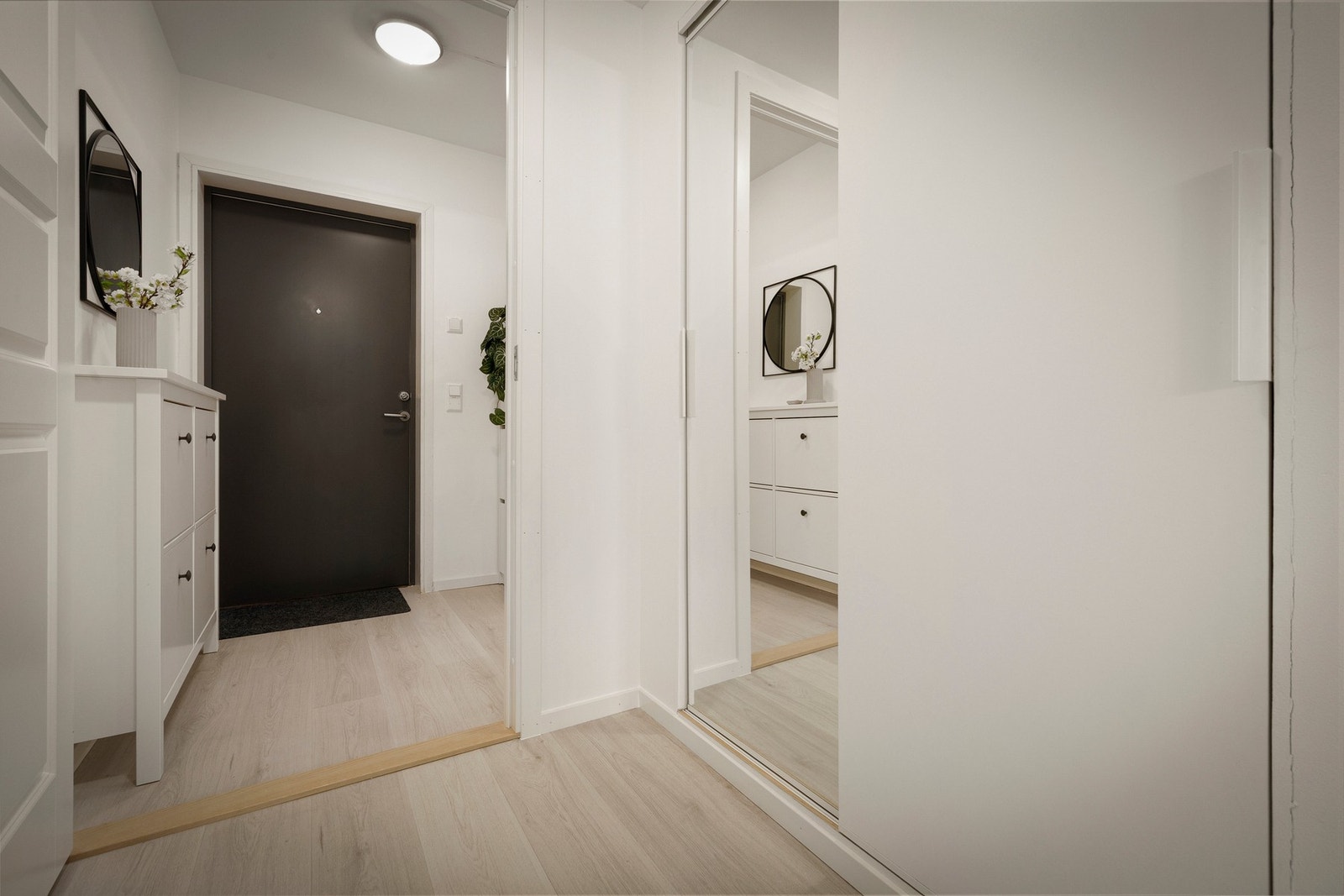 - Entréen er innbydende med plass for oppbevaring av yttertøy, og en innvendig bod på 3,1 m² gir ekstra lagringsmuligheter - Galleribilde