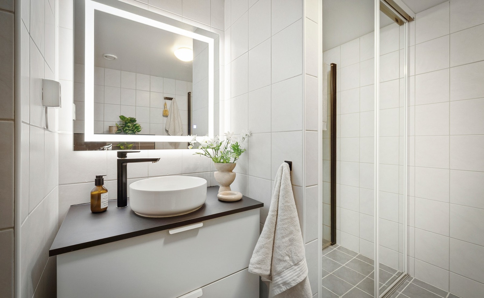 - Bad/vaskerommet ble smakfullt oppusset i 2021 og har fliser på både gulv og vegger, samt varmekabler - Galleribilde