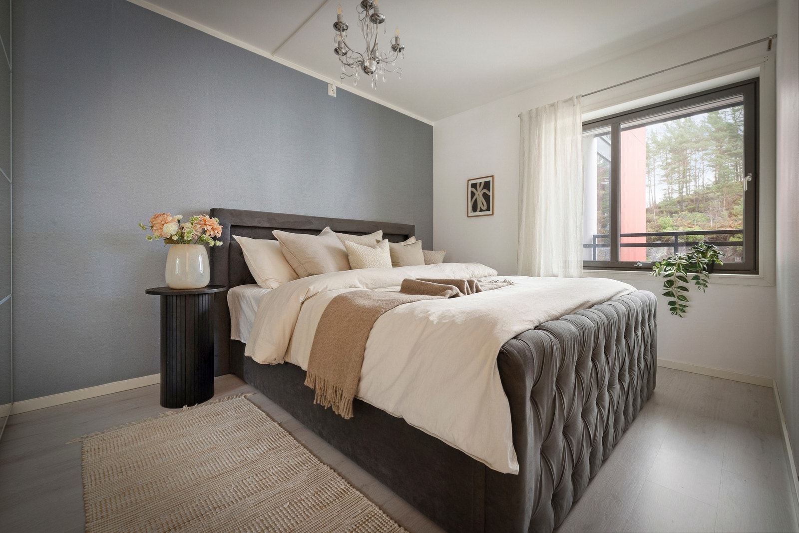 -Leiligheten har to gode soverom hvor hovedsoverommet byr på utmerket plass til ønsket møblering i tillegg til en praktisk skyvedørsgarderobe - Galleribilde