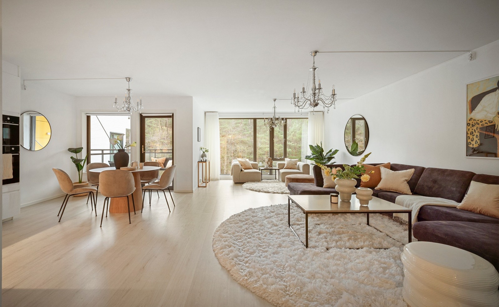 - Leiligheten preges av lyse og tidløse overflater med laminat på gulv og kombinasjon av malte veggflater og tapet som gir et moderne uttrykk - Galleribilde