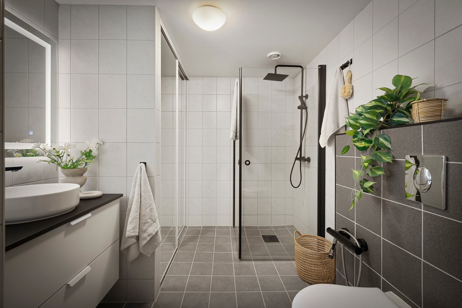 - Videre er det innredet med dusj med glassfoldedører, vegghengt toalett, innredning med servant og opplegg for vaskemaskin/tørketrommel skjult bak speilskyvedører - Galleribilde