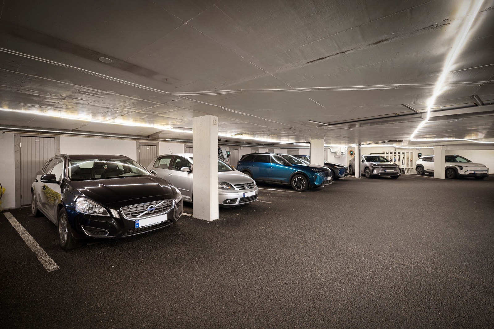 - Parkering på fast plass i lukket garasjeanlegg. Det er også gjesteparkering på borettslagets eiendom. - Galleribilde