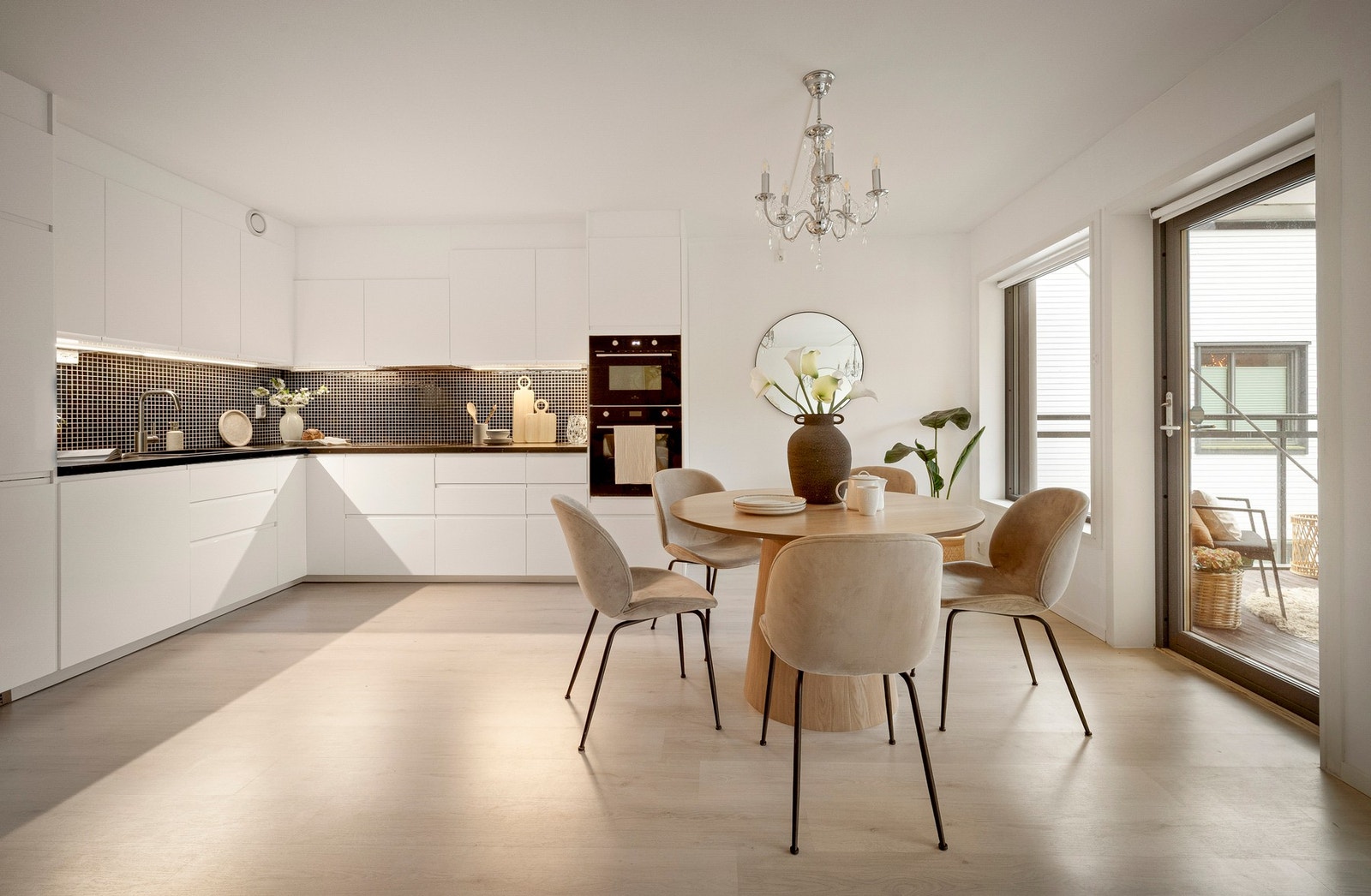 - Det store oppholdsrommet er virkelig hjemmets midtpunkt: en åpen stue/kjøkkenløsning på hele 45,7 m² - Galleribilde