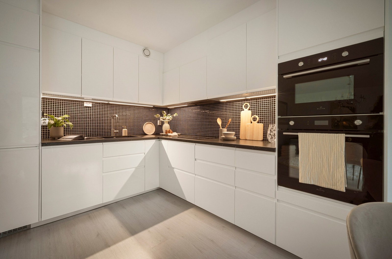 - Den stilrene kjøkkeninnredningen fra 2021 byr på rikelig med skapplass og helhetlige materialvalg - Galleribilde