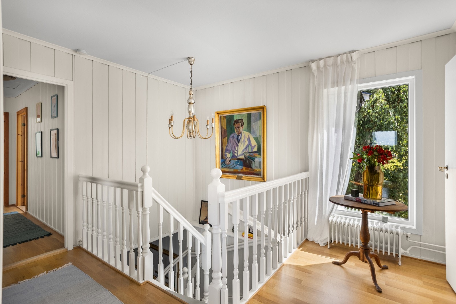 Boligen er utrolig lys og luftig. Vi beveger oss ned til 1. etasje Galleribilde