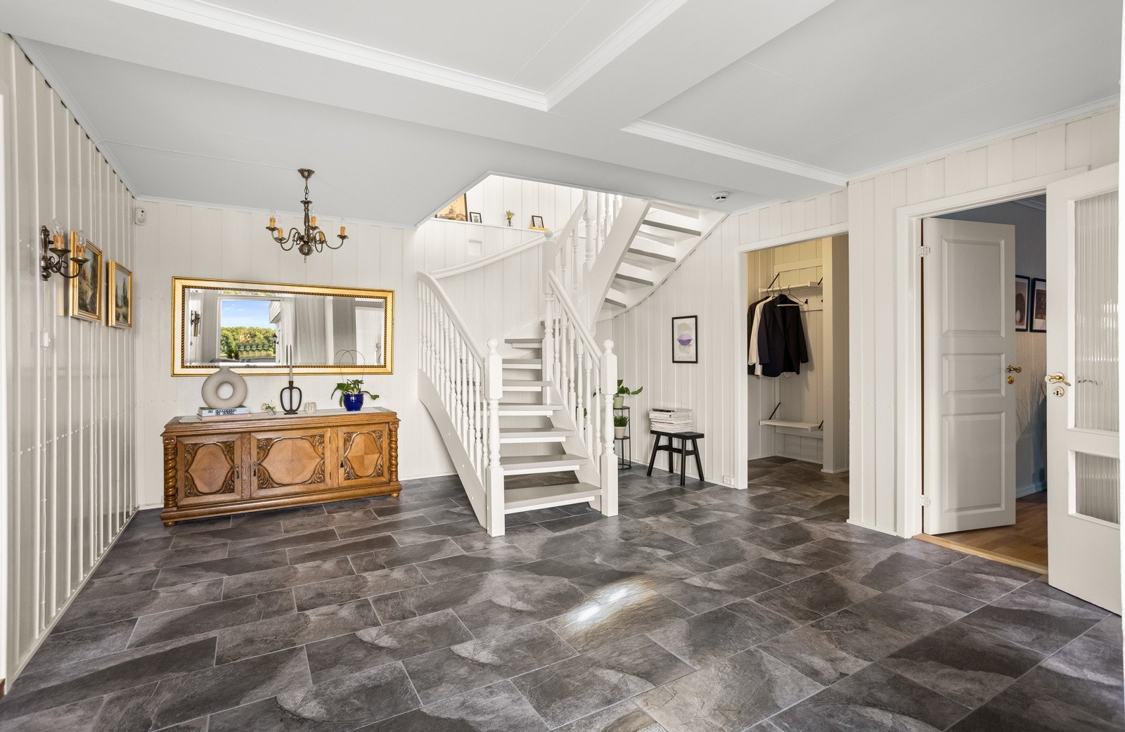 Du blir møtt av en særdeles stor gang med rikelig av oppbevaringsplass Galleribilde