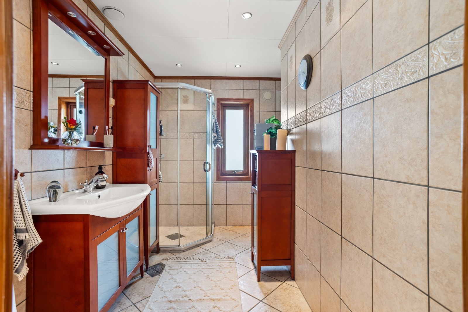 Bad i tilknytning til hovedsoverommet og gangen Galleribilde