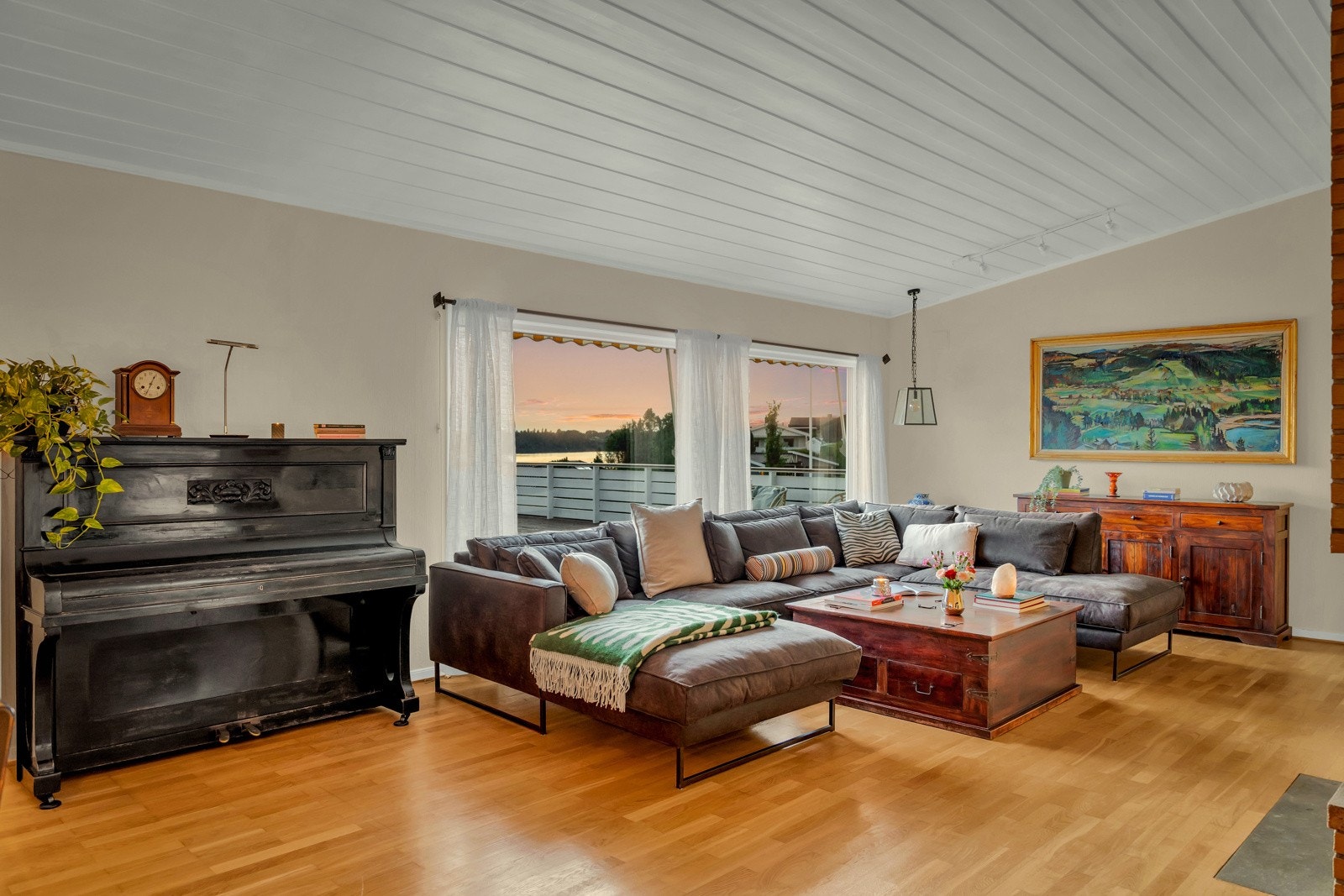 Stuen er både stor og åpen og fremstår som husets hjerte Galleribilde