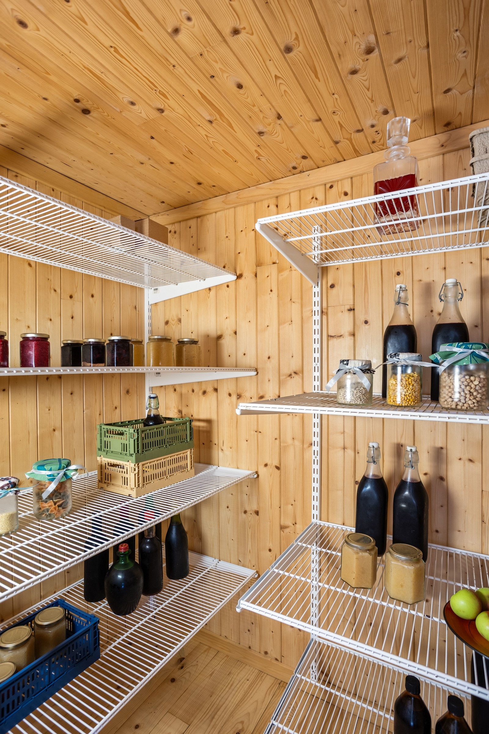 I tilknytning til kjøkkenet har man et praktisk kjølerom hvor du får rommet alt som skulle trenges. Galleribilde