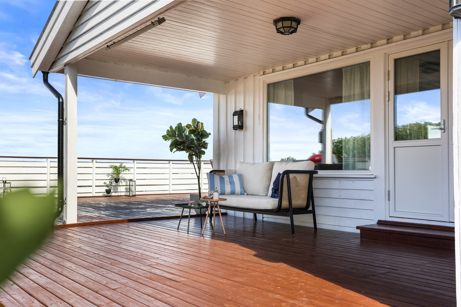 Delvis overbygd. Det er også en praktisk bod på denne siden Galleribilde