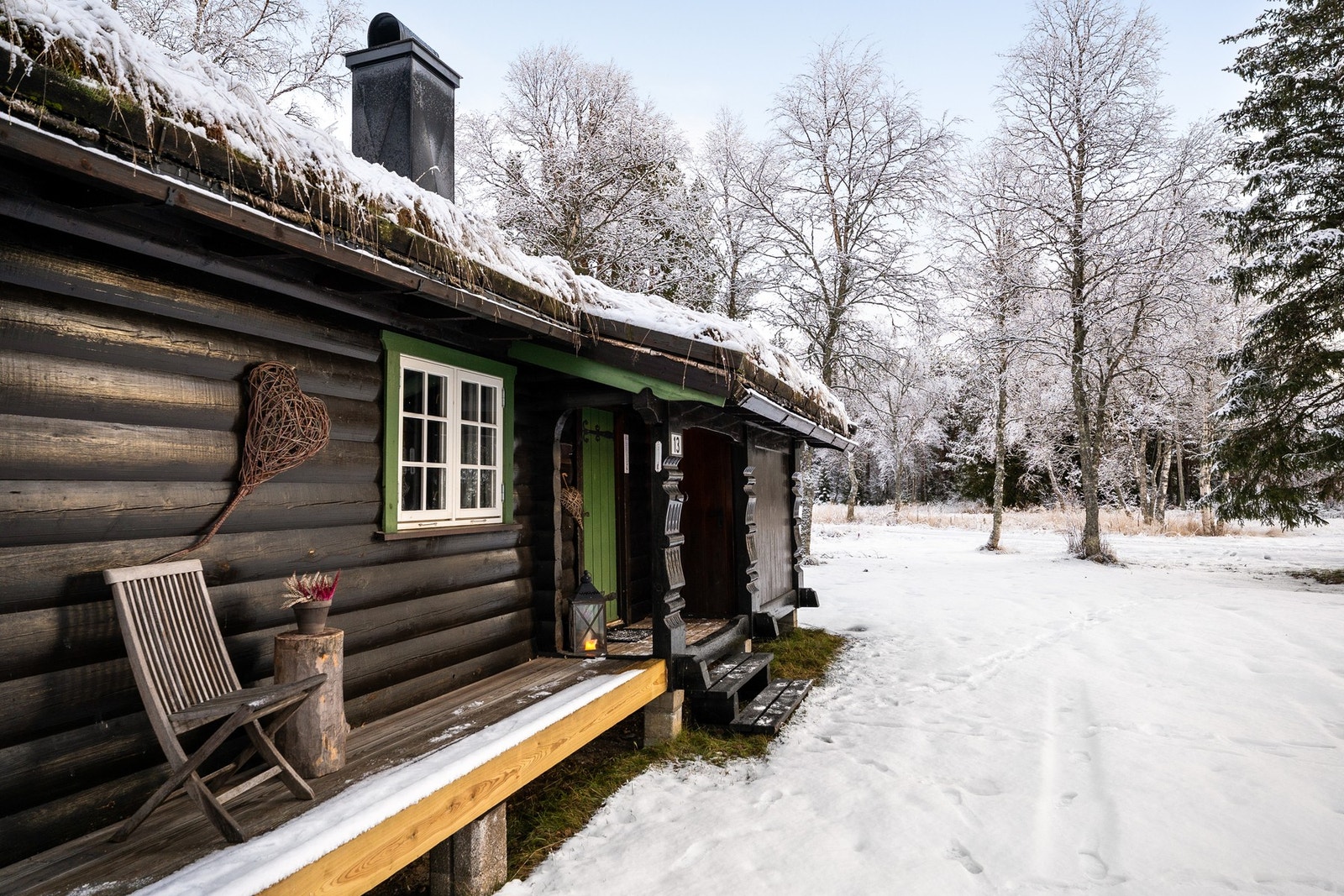 Hyggelig overbygget inngangsparti med ny terrasse høsten 2025 - Velkommen inn! Galleribilde