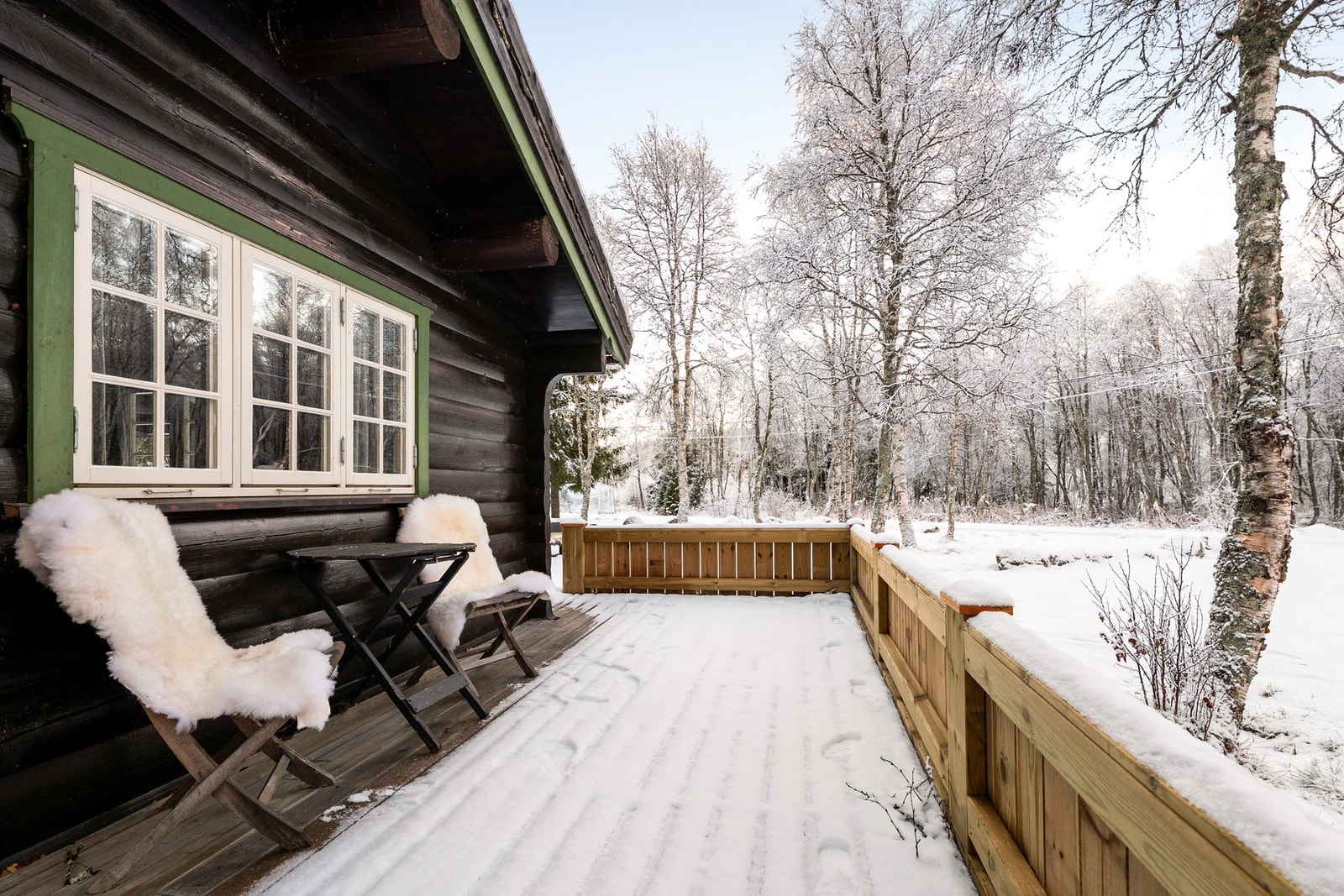 Hytta har gode solforhold og den deilige fjellufta kan nytes i rolige omgivelser. Ny terrasse fra 2025 Galleribilde
