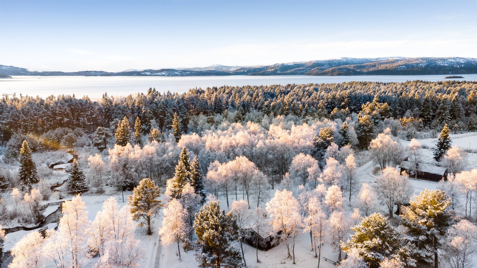 Totak, en av Norges dypeste innsjøer, ligger i kort gangavstand fra hytta via gruslagt sti. Her kan man fiske, padle, grille og bade på stranden! Galleribilde