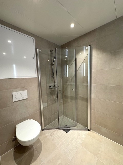 Bad med dusjhjørne opplegg for vaskemaskin. Galleribilde