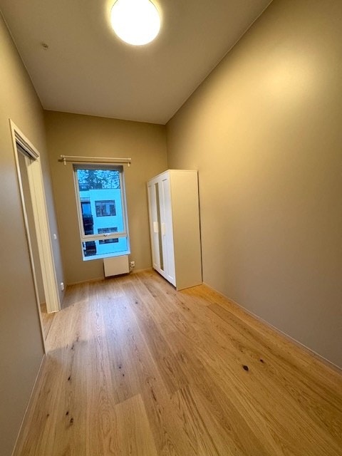 Soverom 1 med garderobeskap. Galleribilde