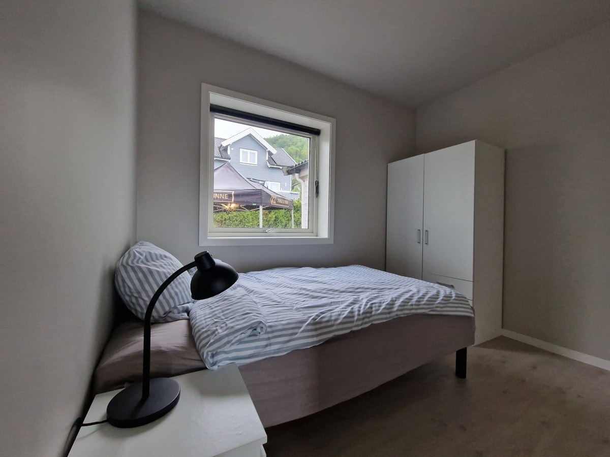 4 furnished bedrooms with comfy beds and storage space Galleribilde