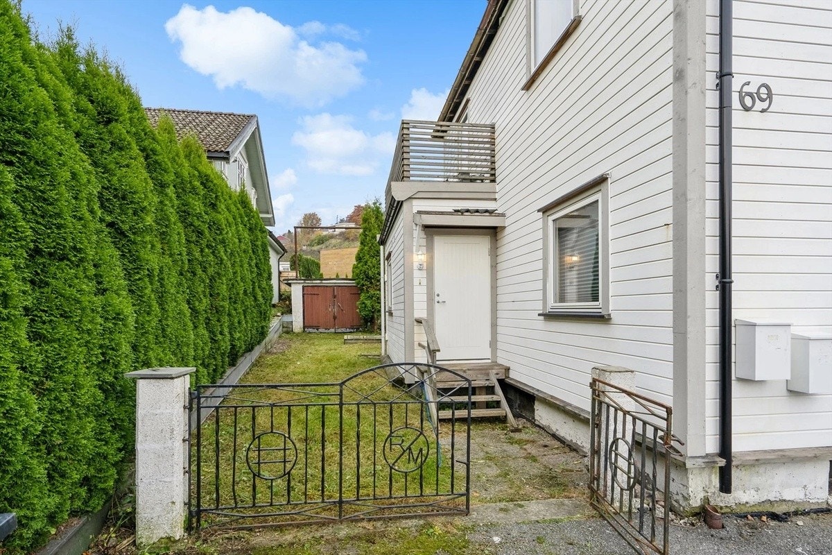Entrance, yard, and storage garage Galleribilde