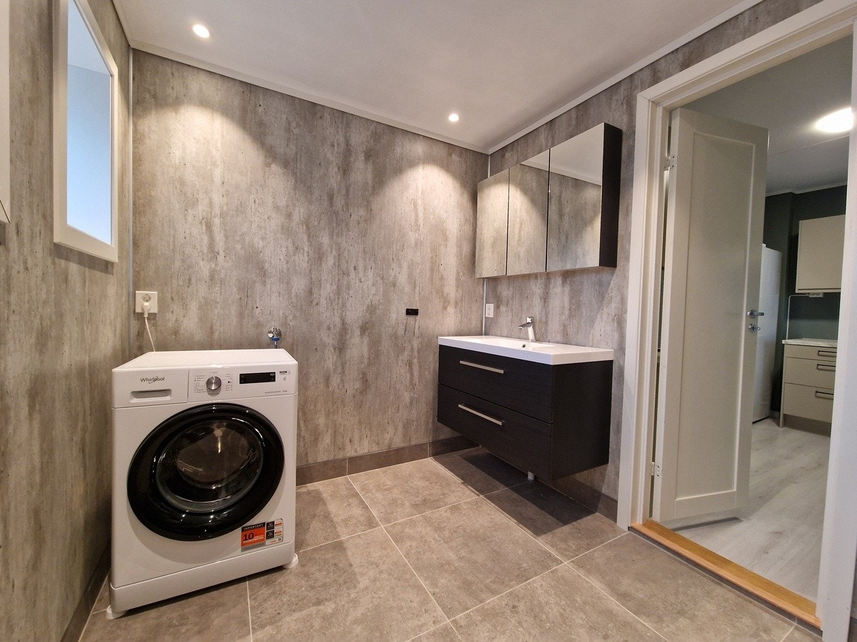 Washing machine and extra storage space in the mirror Galleribilde
