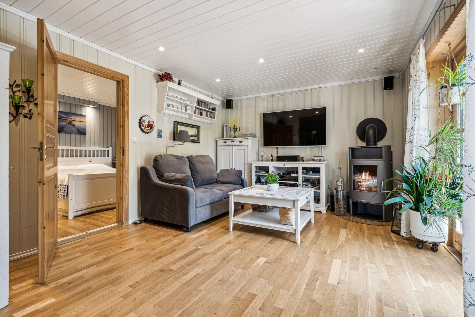 Stue 1.etasje med vedovn med vannkappe som kan varme opp hele 1.etasje med vannbåren gulvvarme Galleribilde