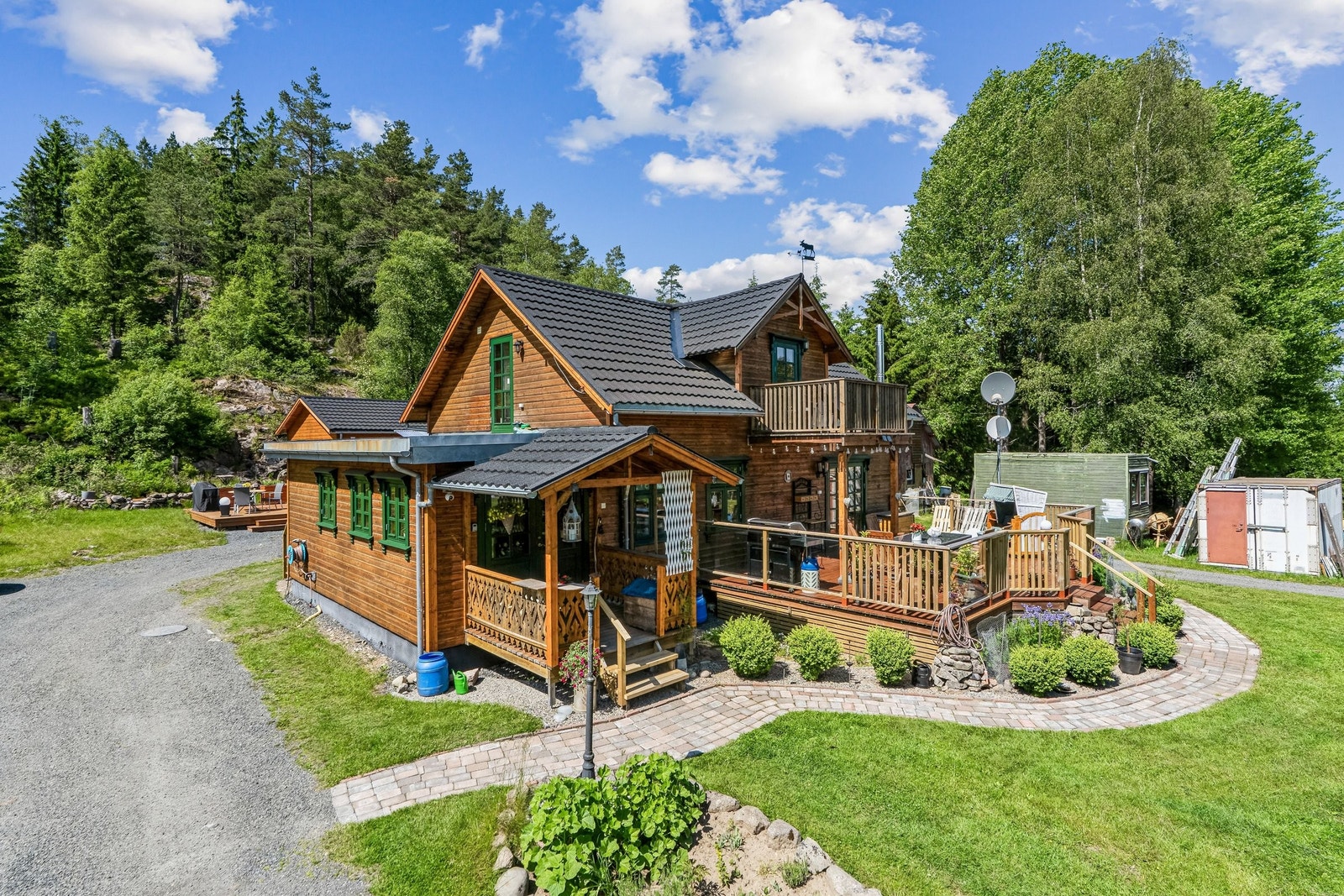 Boligen ble oppført i 1913 og ligger i idylliske omgivelser med skog og gode turområder Galleribilde