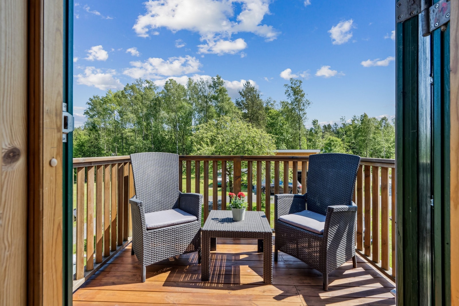 Veranda i 2.etasje, utgang fra soverom 2 med fint utsikt over område Galleribilde