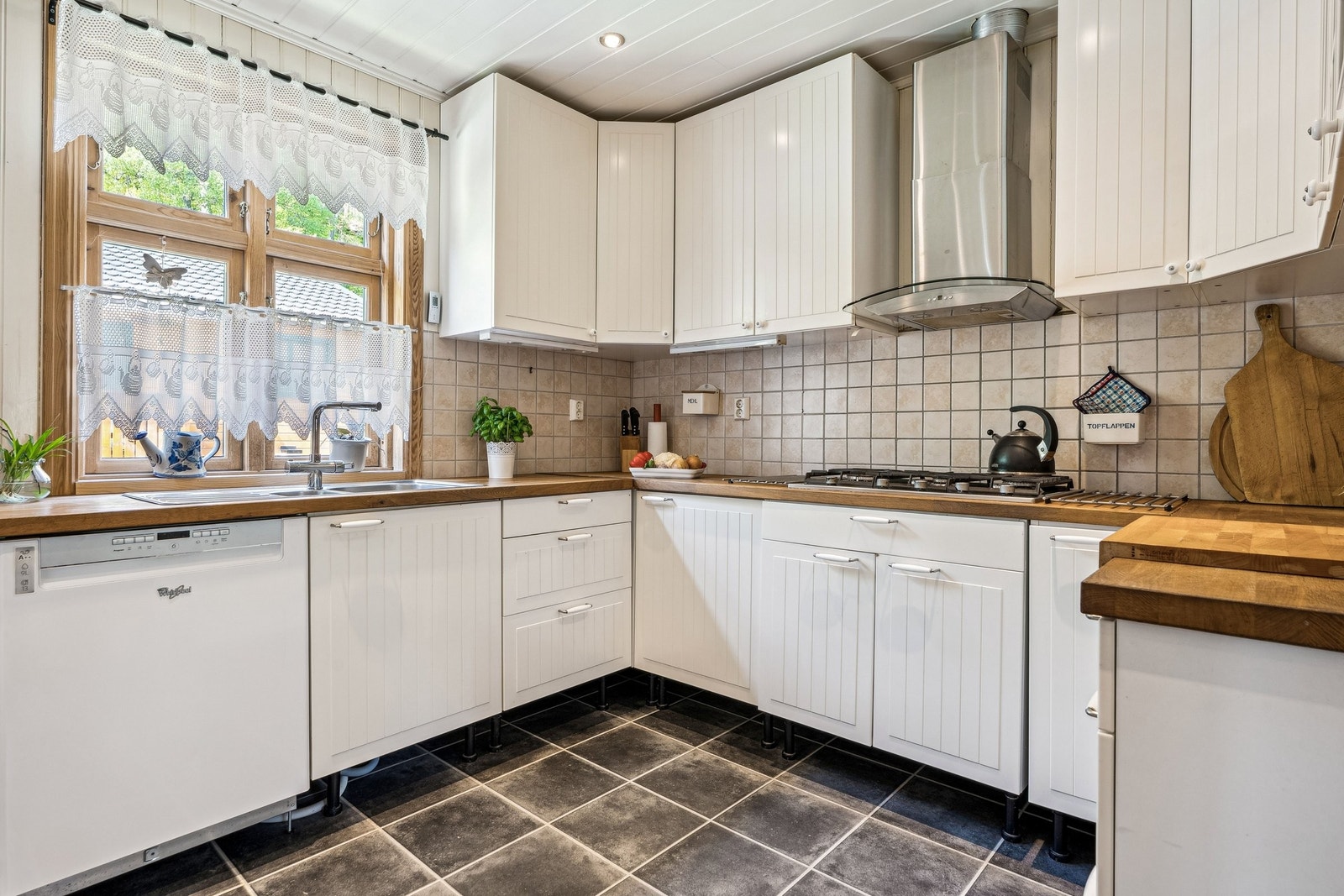 Kjøkken 1.etasje er fra 2011 med gasskomfyr Galleribilde